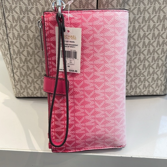 MICHAEL KORS
Jet Set Large Logo Signature Double-Zip Wristlet-Wallet-Phone Case - Picture 3 of 16